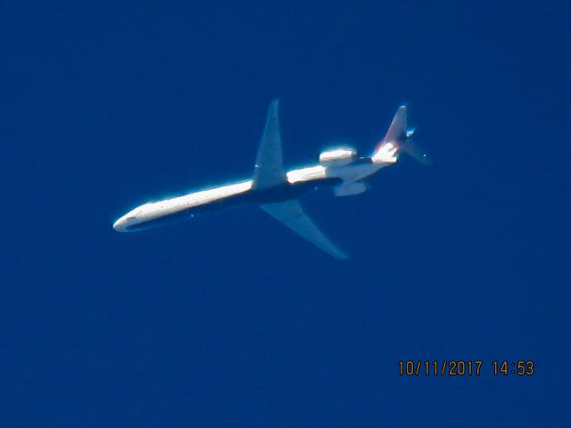 McDonnell Douglas MD-90 (N922DX)