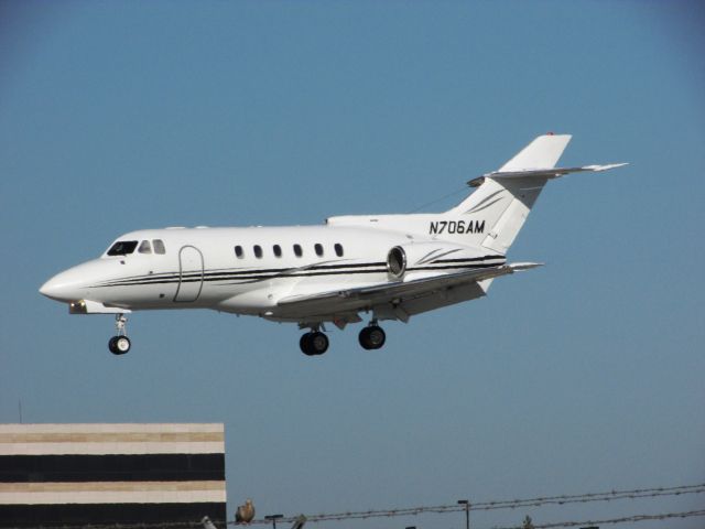 Hawker 800 (N706AM) - Landing RWY 30