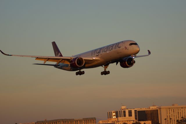 Airbus A350-900 —