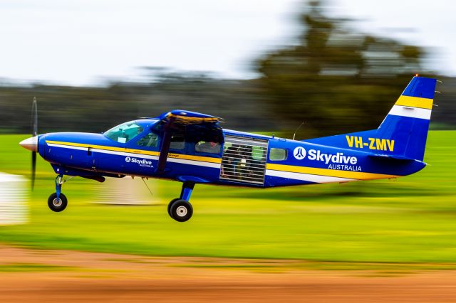 Cessna Caravan (VH-ZMV) - ZMV taking off for one of the many loads during the week-long annual event 'Mumbles' at Hillman Farm.