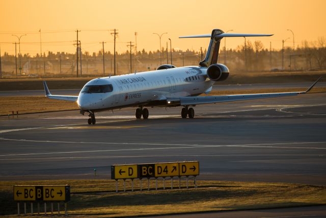 Canadair Regional Jet CRJ-900 (C-GNJZ)