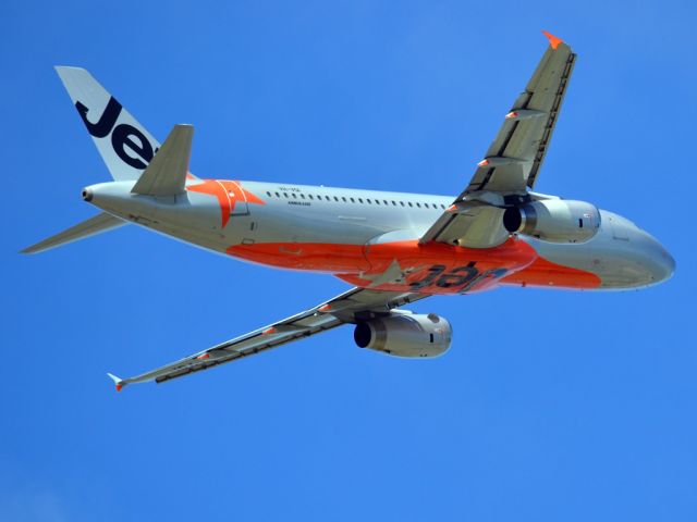 Airbus A320 (VH-VQI) - Getting airborne off runway 23. Saturday, 24th March 2012.