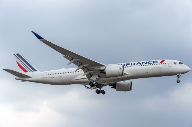 Airbus A350-900 (F-HUVD) - Diversion from IAH. to my knowledge this is the first Airbus A350 to touchdown at SAT