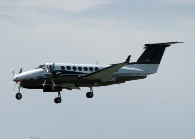 Beechcraft Super King Air 300 (N505SG) - Landing at Love Field.