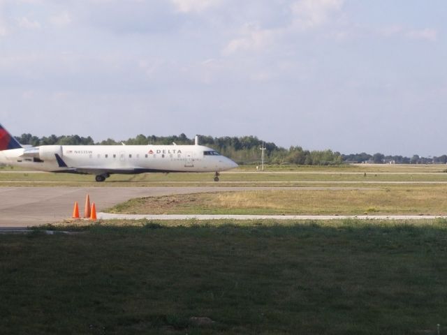 Canadair Regional Jet CRJ-200 (N453SW) - SKW7405 taxiing out on Bravo