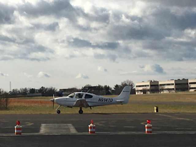Cirrus SR-20 (N914TD) - N914TD (SR20) arriving at Wings Field (KLOM)br /Photo Date: January 2, 2021