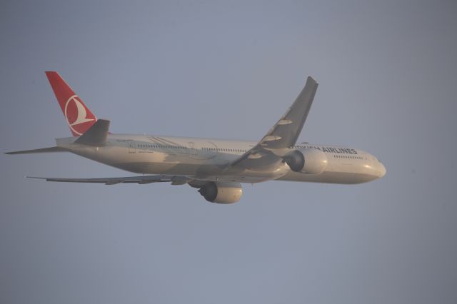 BOEING 777-300ER (TC-LJC)