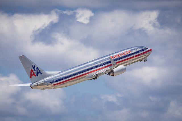 Boeing 737-800 (N860NN) - American 1573 climbing out from 1L at KTPA headed for Dallas/Fort Worth.