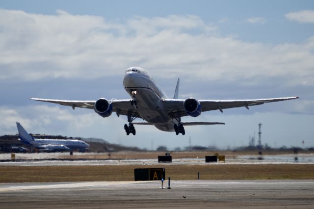 Boeing 777-200 (N214UA)