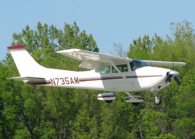 Cessna Skylane (N735AM) - Landing on runway 14 a the Shreveport Downtown airport.