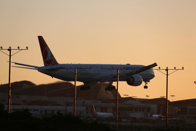 BOEING 777-300ER (TC-JJM)