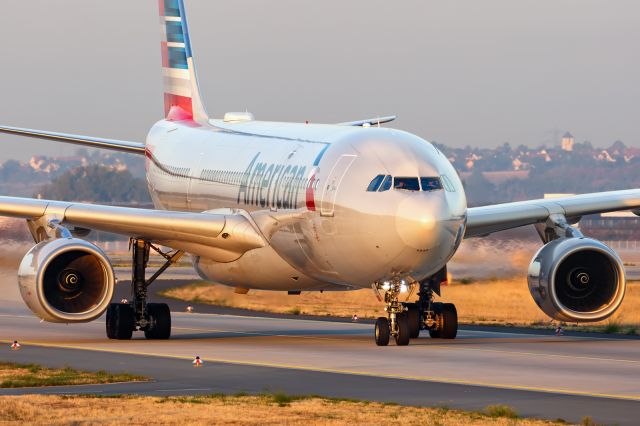 Airbus A330-200 (N290AY)