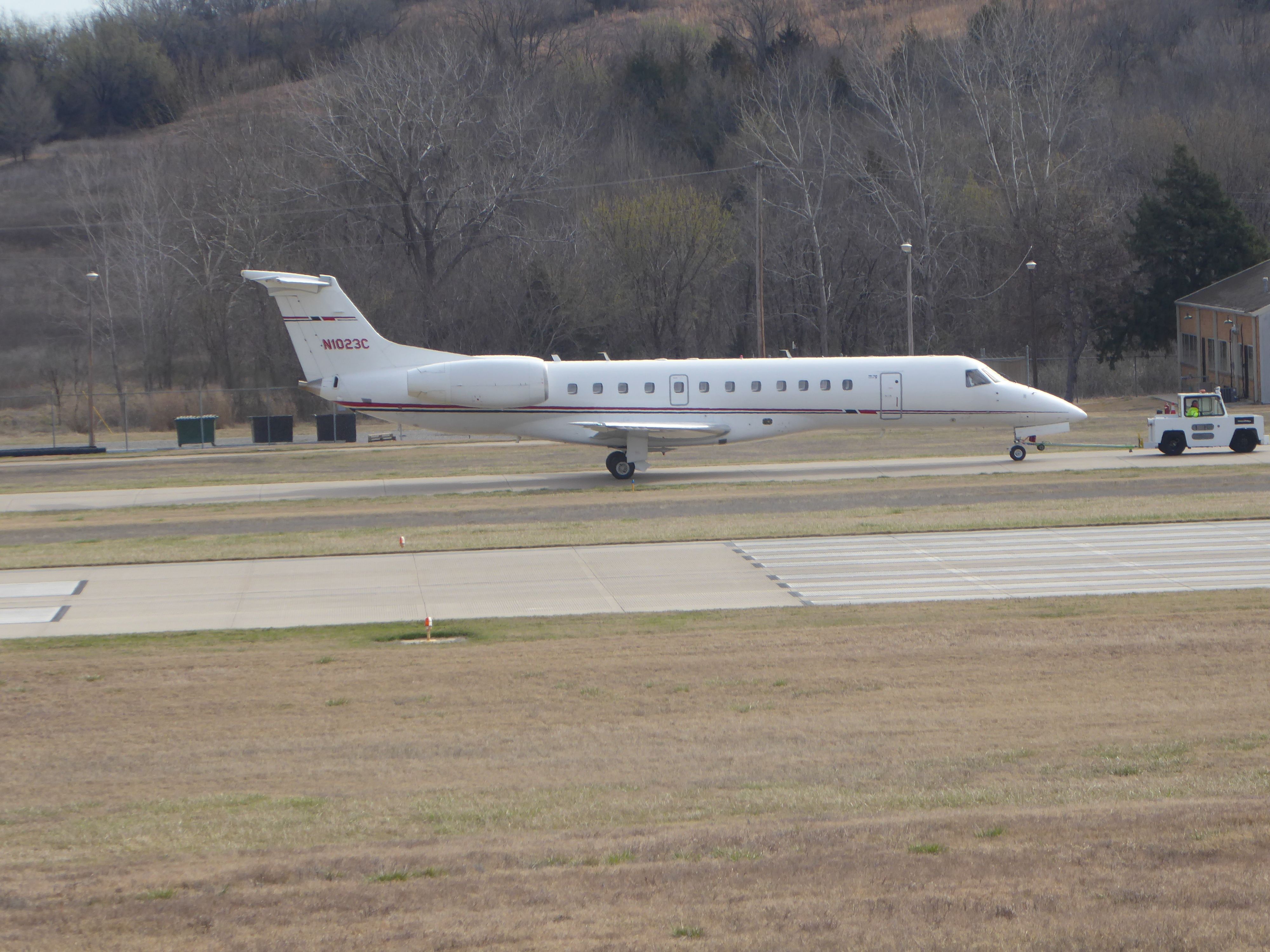 Embraer ERJ-135 (N1023C)