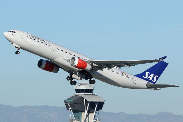 Airbus A330-300 (LN-RKS) - Takes off.