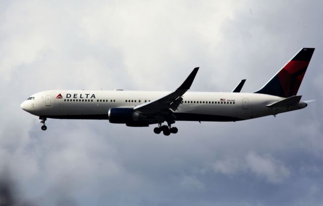 BOEING 767-300 (N1610D) - DAL Paris to Seattle