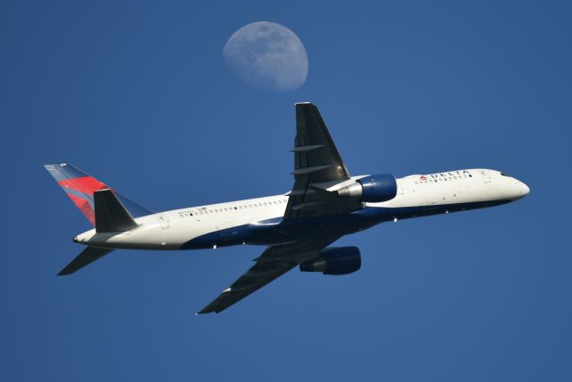 Boeing 757-200 (N674DL) - 21-R Departure 05-24-18