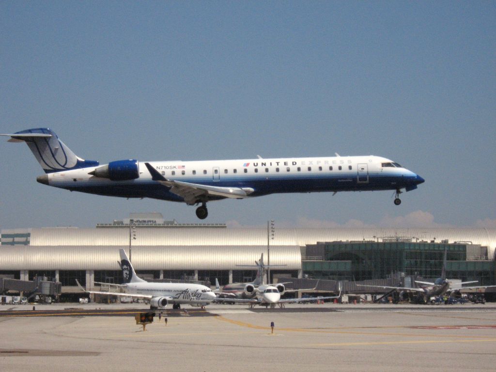 Canadair Regional Jet CRJ-700 (N710SK) - Landing on RWY 19R