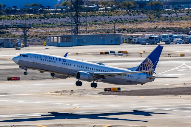 Boeing 737-900 (N69835) - A United Airlines 737-900 taking off from PHX on 2/16/23. Taken with a Canon R7 and Tamron 70-200 G2 lens.