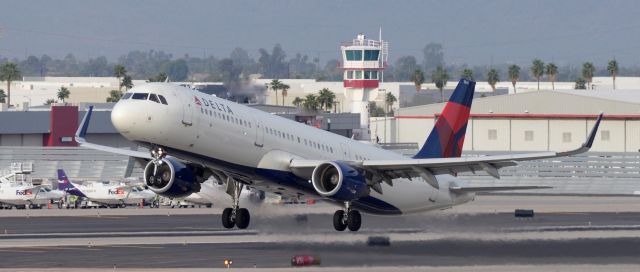 Airbus A321 (N341DN) - phoenix sky harbor international airport 18APR20