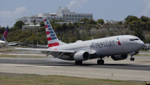 Boeing 737-800 (N842NN)