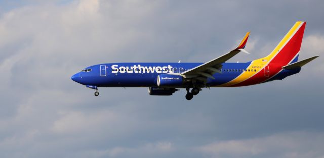 Boeing 737-800 (N8555Z) - About to touch down is this 2017 Southwest Airlines Boeing 737 Max 8 in the Autumn of 2023.