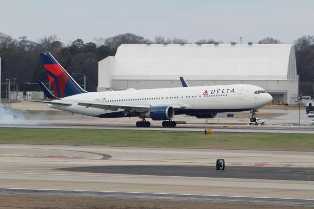 BOEING 767-300 (N171DZ)