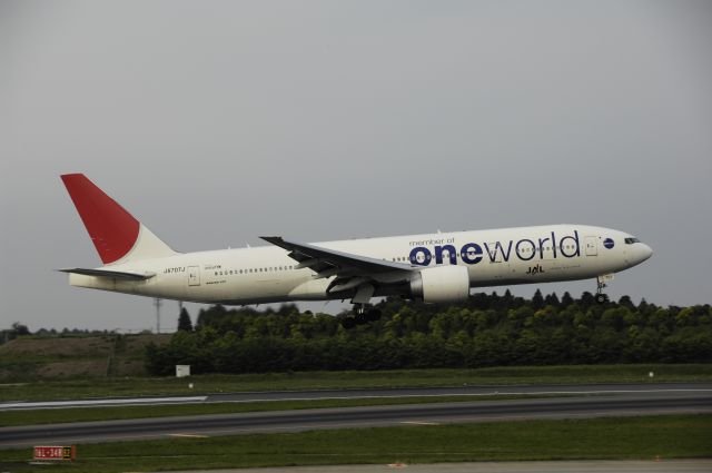 Boeing 777-200 (JA707J) - Final Approach to NRT Airport R/W16L on 2012/05/26 One World c/s