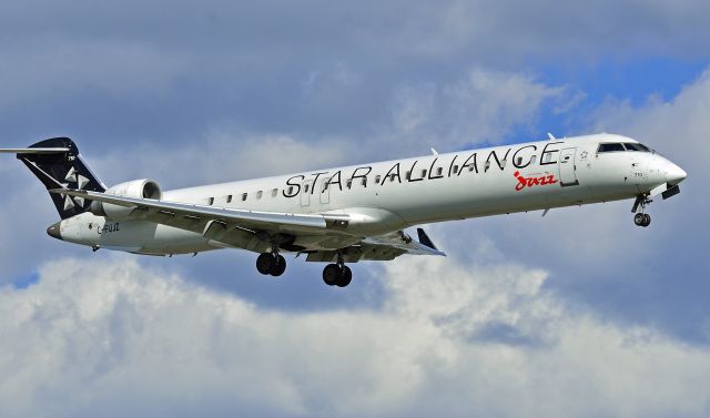 Canadair Regional Jet CRJ-700 (C-FUJZ)