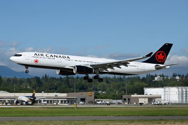 Airbus A330-300 (C-GFUR)