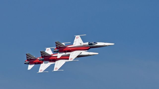 — — - Air14 Patrouille de Suisse