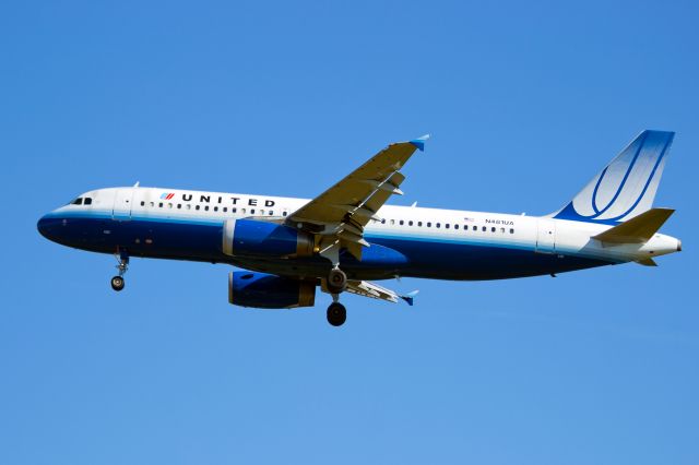 Airbus A320 (N481UA) - A United A320 from Chicago is on short final, Rwy 6, BDL