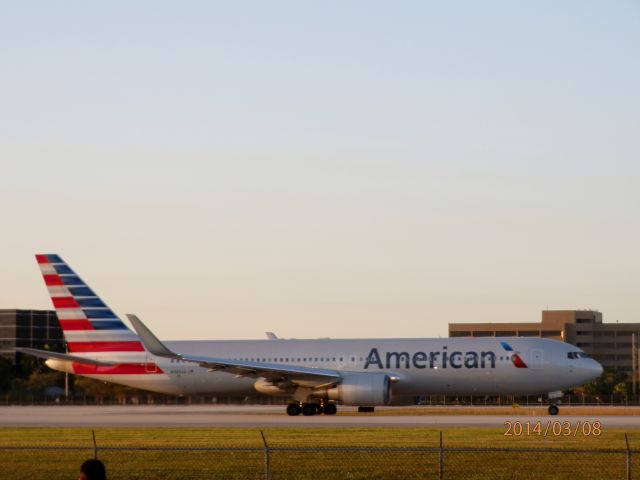 BOEING 767-300 (N386AA)