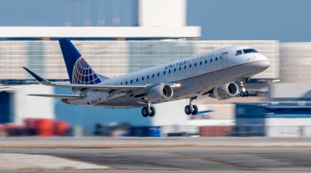 Embraer 175 (N88301)