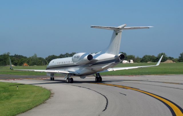 Embraer ERJ-135 (PR-BEB) - Holding short of RW 34.