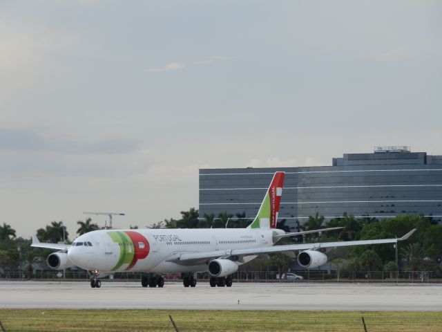 Airbus A340-300 (CS-TOB)