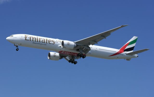 BOEING 777-300 (A6-EGC)