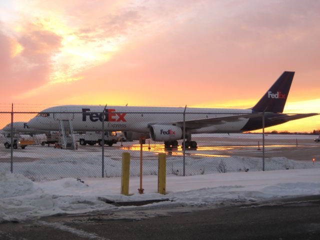 Boeing 757-200 (N949FD) - N949FD, a FedEx Boeing 757-200 at Allentown Airport (KABE) on January 27, 2014.