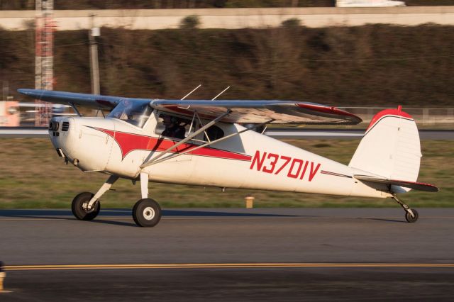 Cessna 140 (N3701V) - Taxiing to runway 16