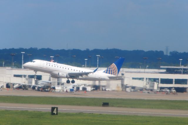 Embraer 170/175 (N651RW)