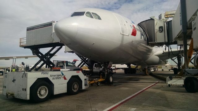 Airbus A330-200 (N288AY)