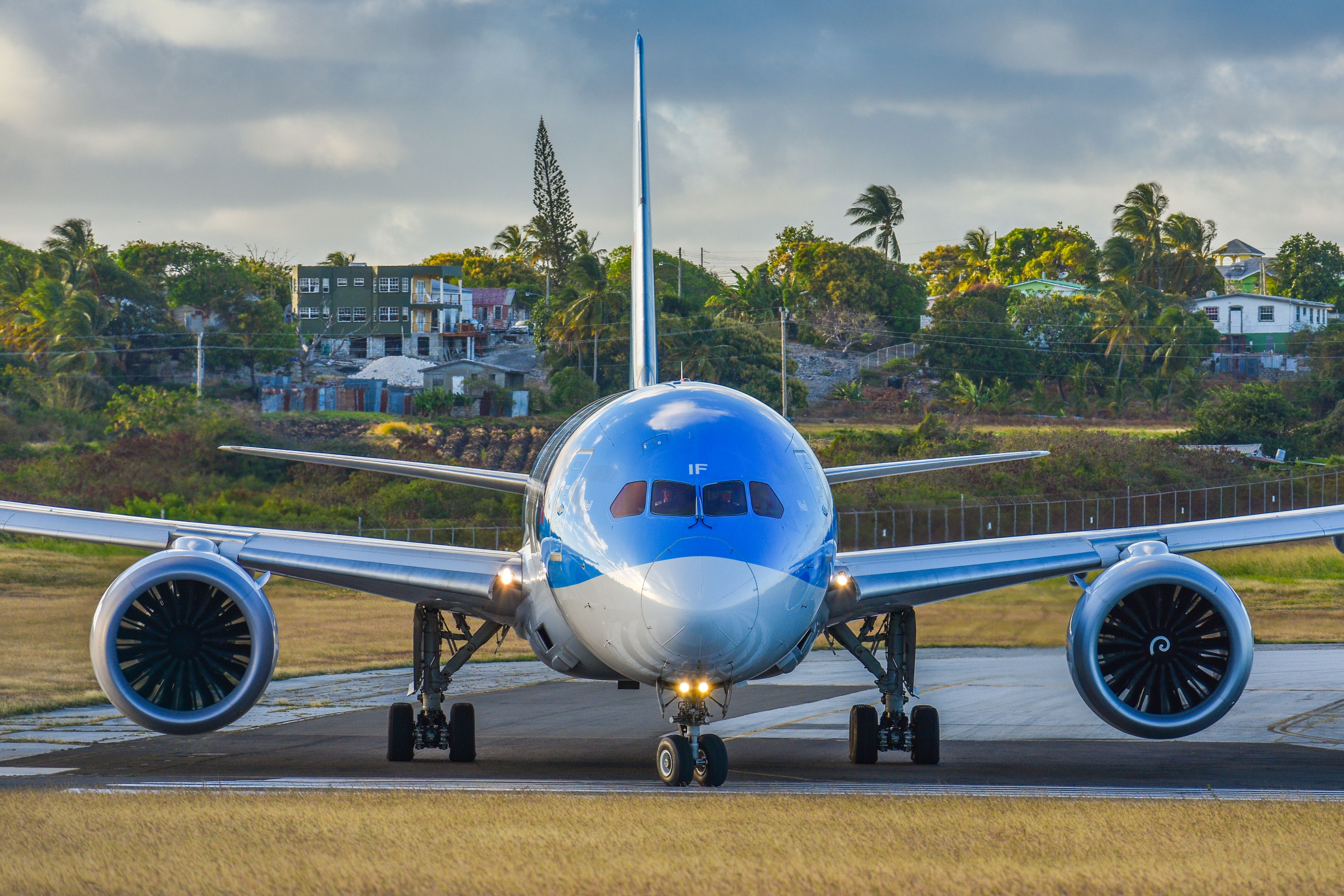 Boeing 787-8 (G-TUIF)