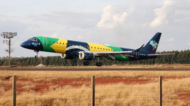 Embraer ERJ-190 (PR-AYV)