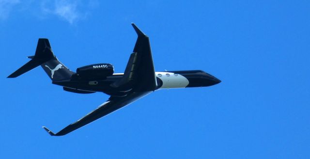 Gulfstream Aerospace Gulfstream V (N444SC) - Shortly after departure is this 2000 Talon Air Gulfstream V in the Spring of 2024.