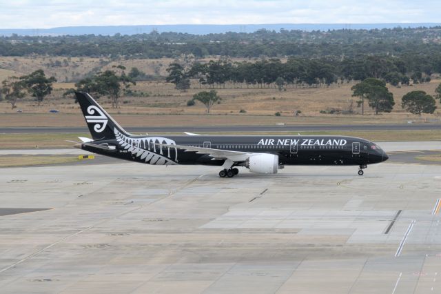 Boeing 787-9 Dreamliner (ZK-NZE) - An Air New Zealand B789 Taxing to gate after landing at YMML (2023-02-05 15:44)