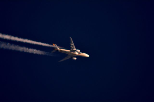 Boeing 777-200 (A6-DDE) - Etihad Airways 984 Columbus, OH to East Midlands, United Kingdom over Cleveland 39,000 ft 05-08-18.