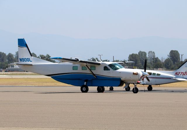 Cessna Caravan (N90GL) - KRDD - Package express on the ramp near Redding Air Services blgd. I have not seen this Caravan in here to Redding before. 7/28/2016-click full.br /br /br /1990 CESSNA 208Bbr /Fixed wing single engine 