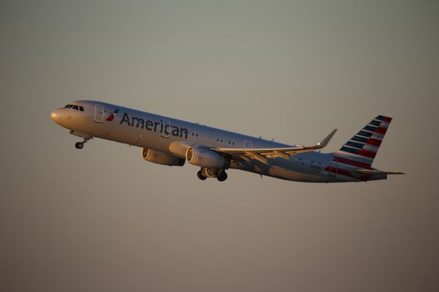 Airbus A321 (N105NN)