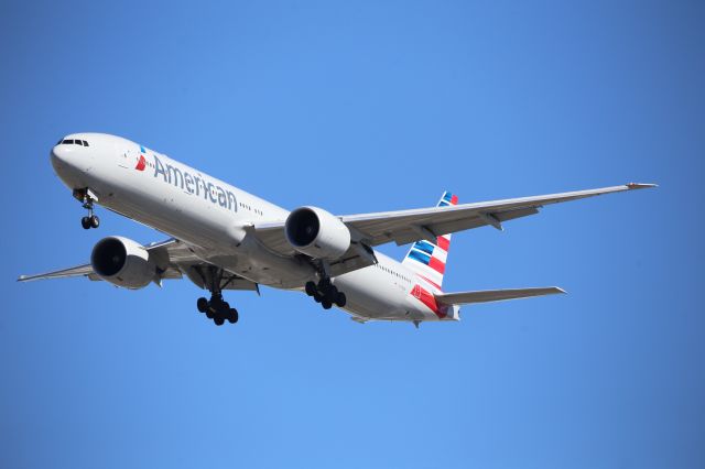 BOEING 777-300ER (N718AN)