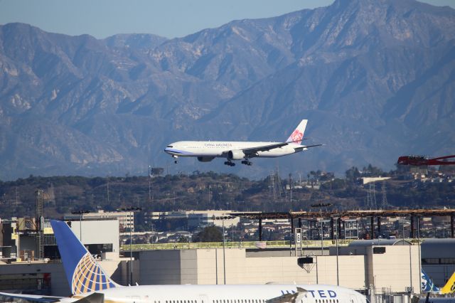 BOEING 777-300ER (B-18002)