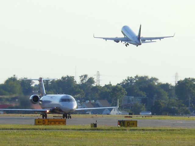 Canadair Regional Jet CRJ-200 (N402AW)